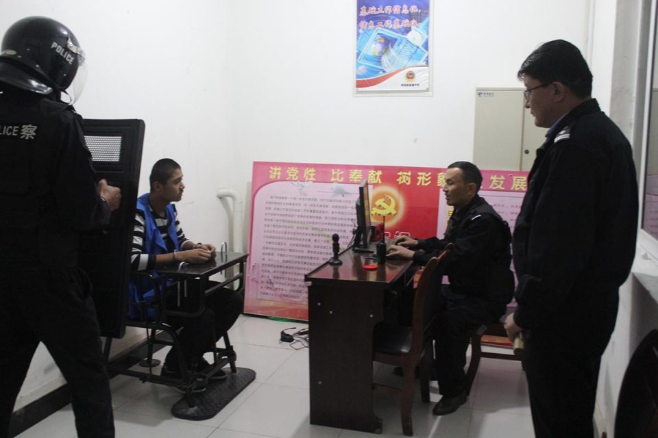 Xinjiang Police Files Tiger chair interrogatoire 960x640 1