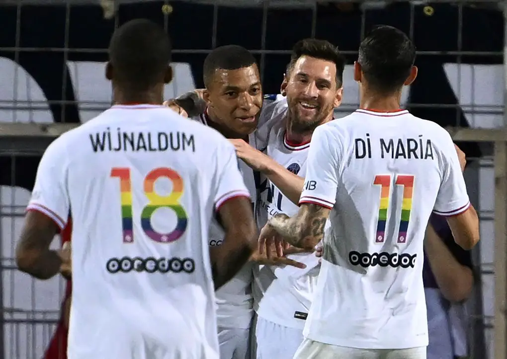 Le PSG a déclaré que l'arc-en-ciel marqué sur ses maillots était un symbole de paix et de diversité du mouvement LGBT.
