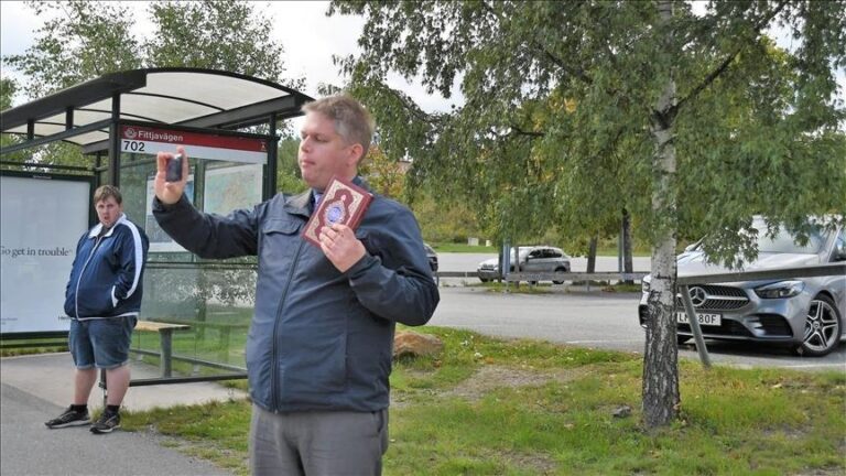 Le leader d&rsquo;extrême droite danois Stram Kurs brûle un autre coran sous protection policière en Suède