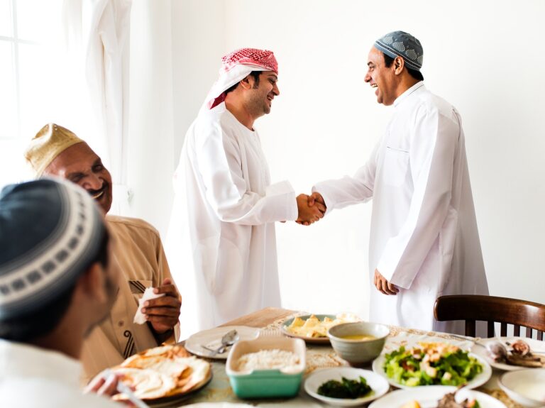 السَّلَامُ عَلَيْكُمْ — وَعَلَيْكُمُ ٱلسَّلَامُ « As-salāmu alaykum – waʿalaykumu s-salām »: Que la paix soit sur vous – Et sur vous aussi.