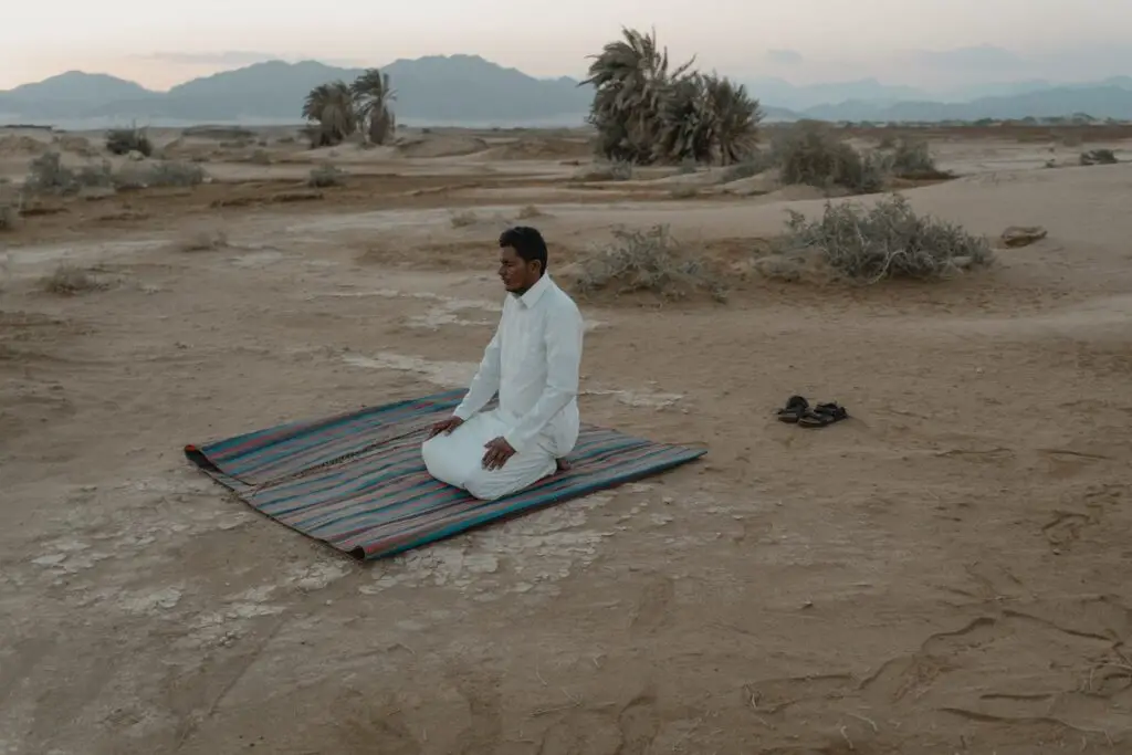 homme musulman priant désert