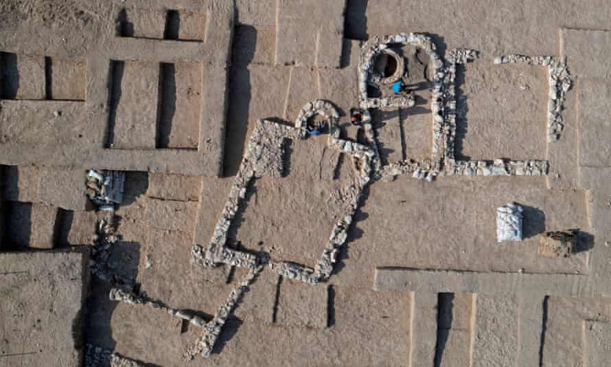 Une vue aérienne de l'ancienne mosquée récemment découverte dans la ville bédouine de Rahat.