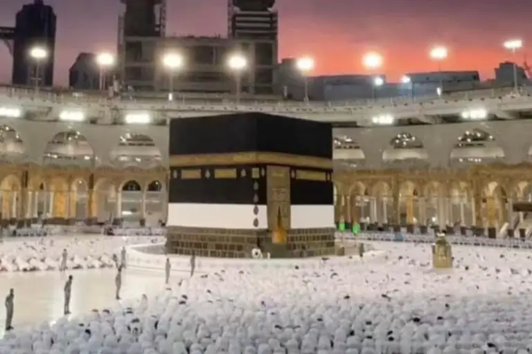 L’écart de temps entre l’Adhan et la prière est réduit en raison de la saison du Hajj à Masjid Al-Haram
