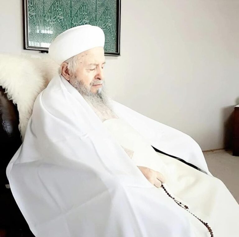Cheikh Mahmud Effendi de Turquie, grand érudit et mujaddid de cette époque décède.