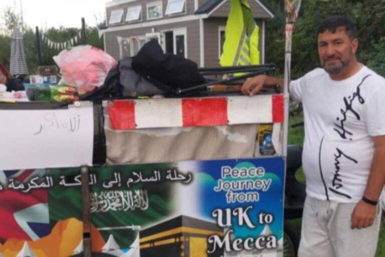 Depuis Londres, un homme se dirige vers La Mecque pour le Hajj 2022