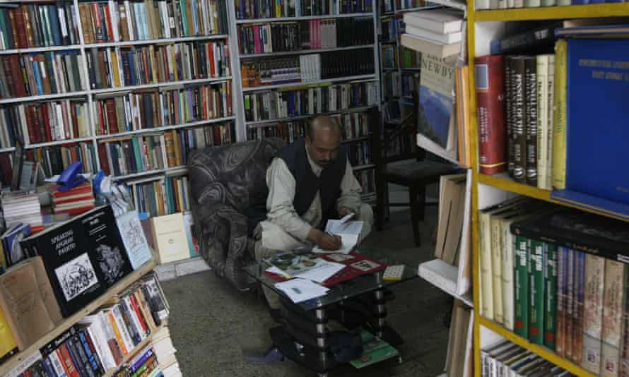 Shah Mohammad Rais dans sa boutique