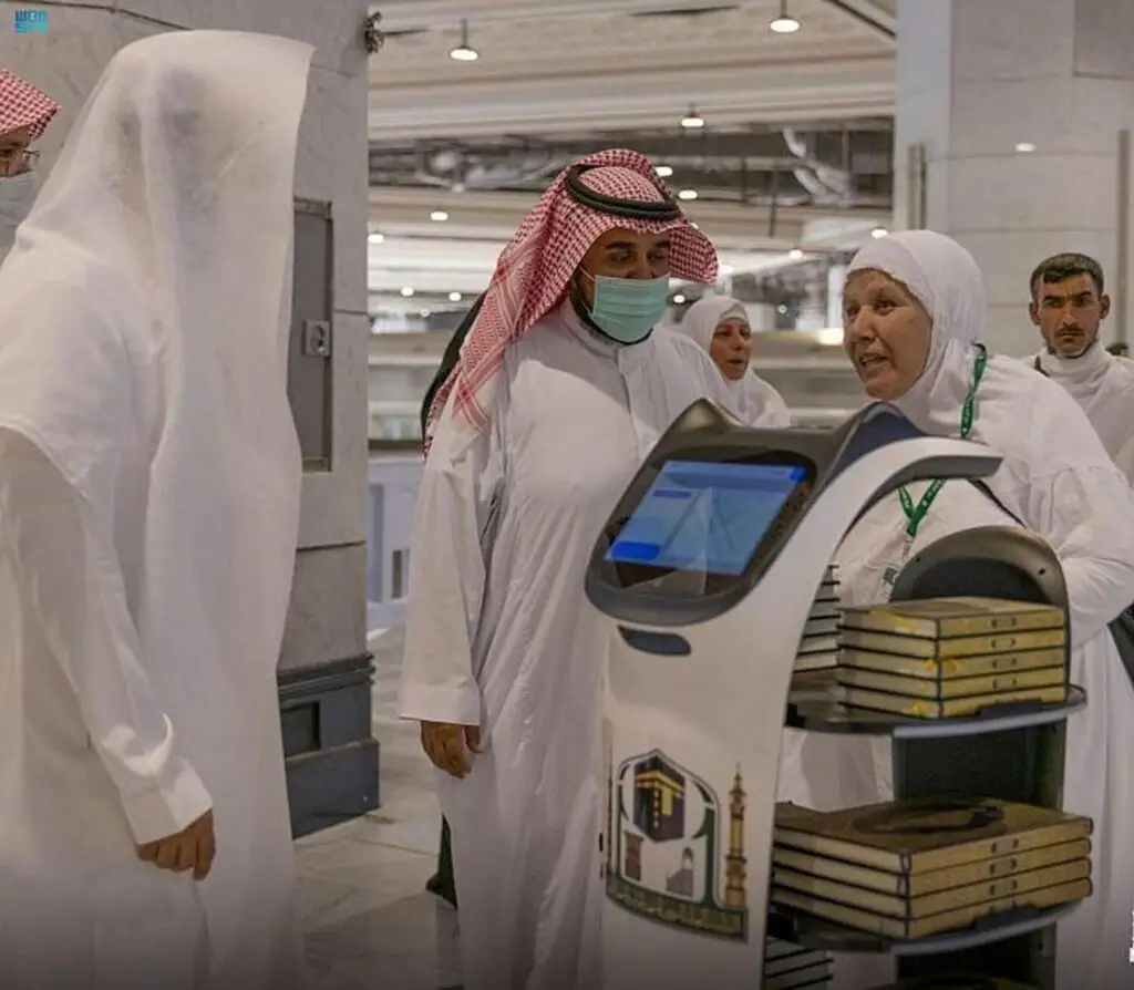 Des robots intelligents distribuant le Coran dans la Grande Mosquée 3
