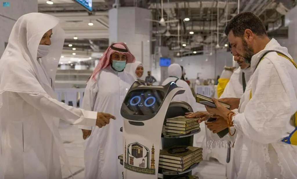 Des robots intelligents distribuant le Coran dans la Grande Mosquée 2