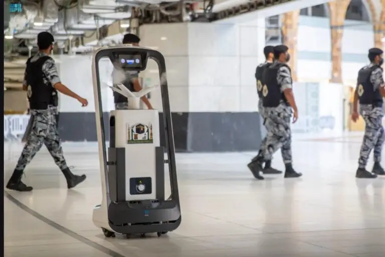 11 robots intelligents pour stériliser Masjid al-Haram pendant la saison du Hajj 2022