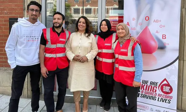 Naz Shah et Who is Hussain sont bénévoles dans un centre de collecte de sang à Leeds