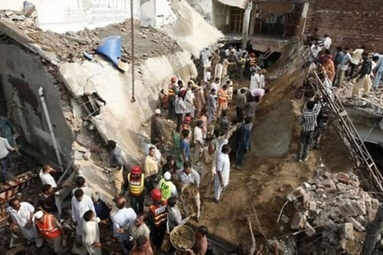 15 morts après l&rsquo;effondrement du toit d&rsquo;une mosquée au Pakistan