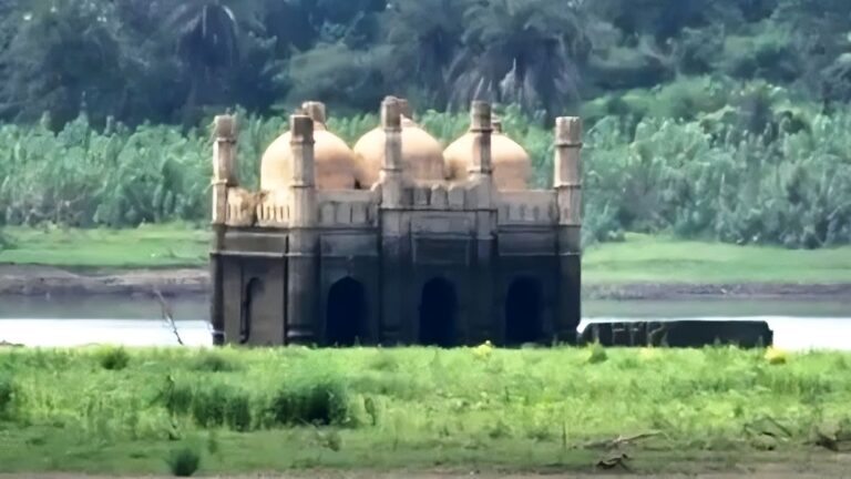 L&rsquo;ancienne mosquée Noori de l&rsquo;Inde émerge du lac
