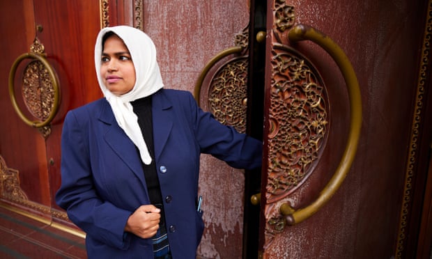 La conseillère Ruma Ali devant la Jame Masjid à Leicester.