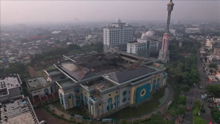 Le dôme de la grande mosquée de Jakarta s’est effondré à cause d’un incendie