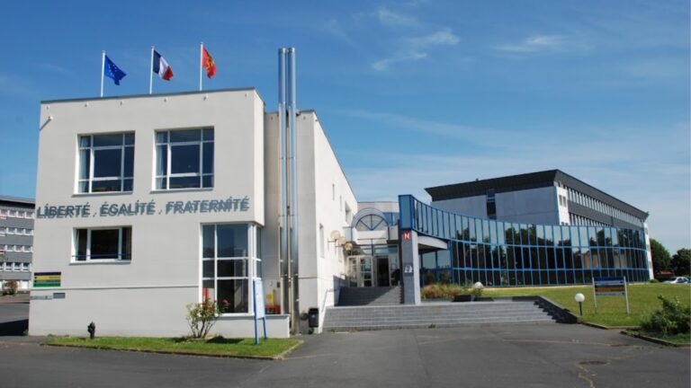 Des étudiants français jettent un voile et un coran déchiré à la poubelle