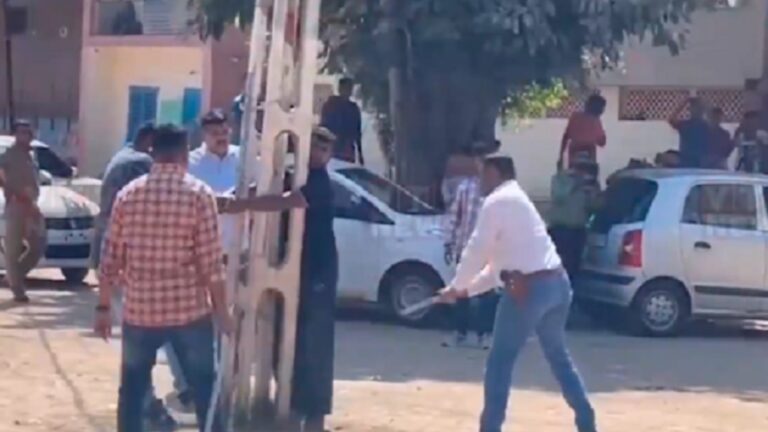 Des hommes musulmans fouettés en public en Inde par des policiers