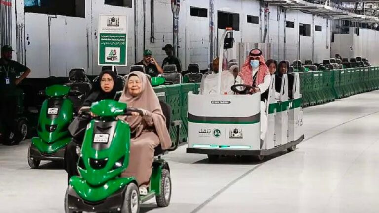 Masjid al-Haram présente des autocars électriques pour aider les pèlerins âgés