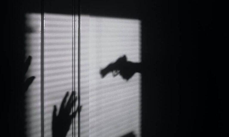 La violence domestique nous tue.  Que faites-vous pour aider ?