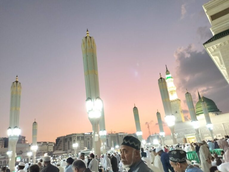 Une femme accouche à Masjid an-Nabawi