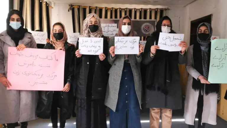 Les pays islamiques critiquent les talibans pour avoir banni les femmes des universités