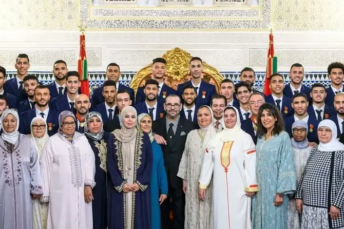 Des joueurs marocains avec leurs mères posent avec le roi Mohammed VI