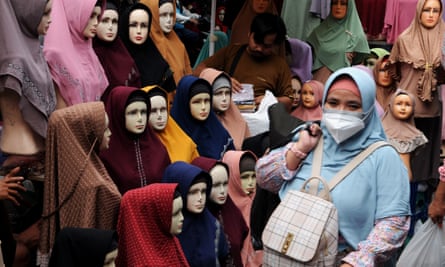 Shopping au marché de Tanah Abang, Jakarta, lors de la journée mondiale du hijab en Indonésie, 2022.