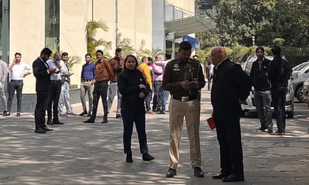 Un policier se tient à l'entrée de l'immeuble de bureaux de la BBC à New Delhi