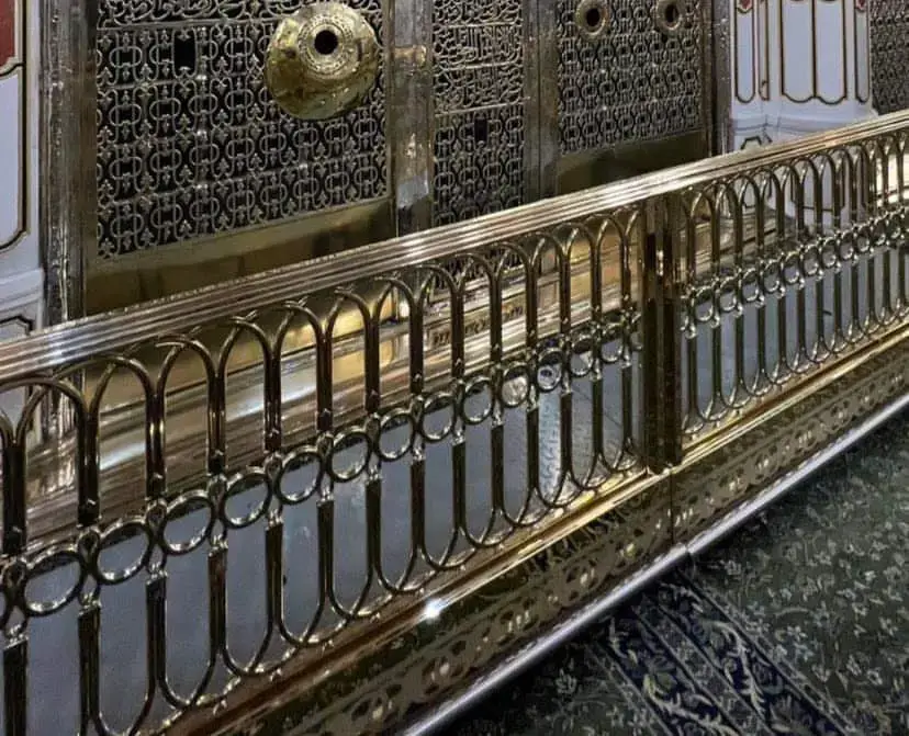 barrières dorées installées devant rawdah