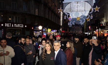 Sadiq Khan allume la toute première installation de lumières du Ramadan à Piccadilly Circus