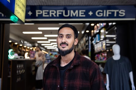 '[The Ramadan night markets] est passé de quelques centaines de personnes sur la route à des dizaines de milliers de personnes » : Fauzan Ahmad devant la librairie Darussalam.