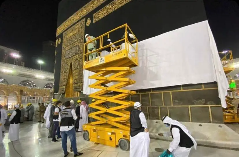 Pourquoi mettent-ils du tissu blanc autour de la Kaaba