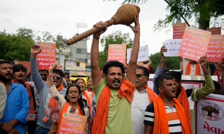Les partisans du groupe hindou de droite Vishwa Hindu Parishad (VHP) et Bajrang Dal réagissent aux affrontements communautaires de lundi dans l'État d'Haryana.