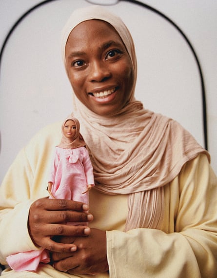 L'artiste nigériane Haneefah Adam tenant une de ses créations Hijarbie