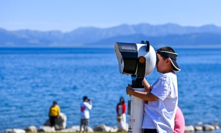 Des touristes visitent le lac Sayram, au Xinjiang, au nord-ouest de la Chine.
