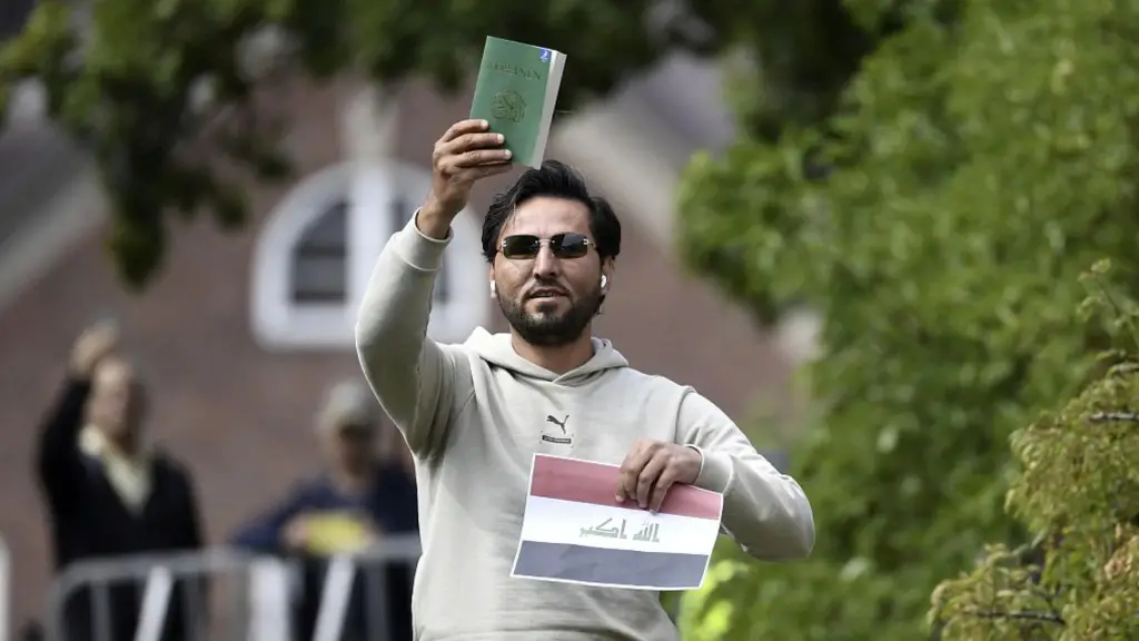 Salwan Momika avec le drapeau irakien en Suède