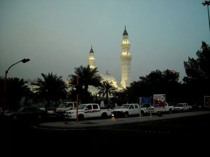 Mosquée de Quba la nuit