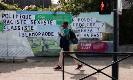 Pancarte de protestation contre l'interdiction de l'abaya dans un lycée de Stains, Seine-Saint-Denis, le 6 septembre 2023