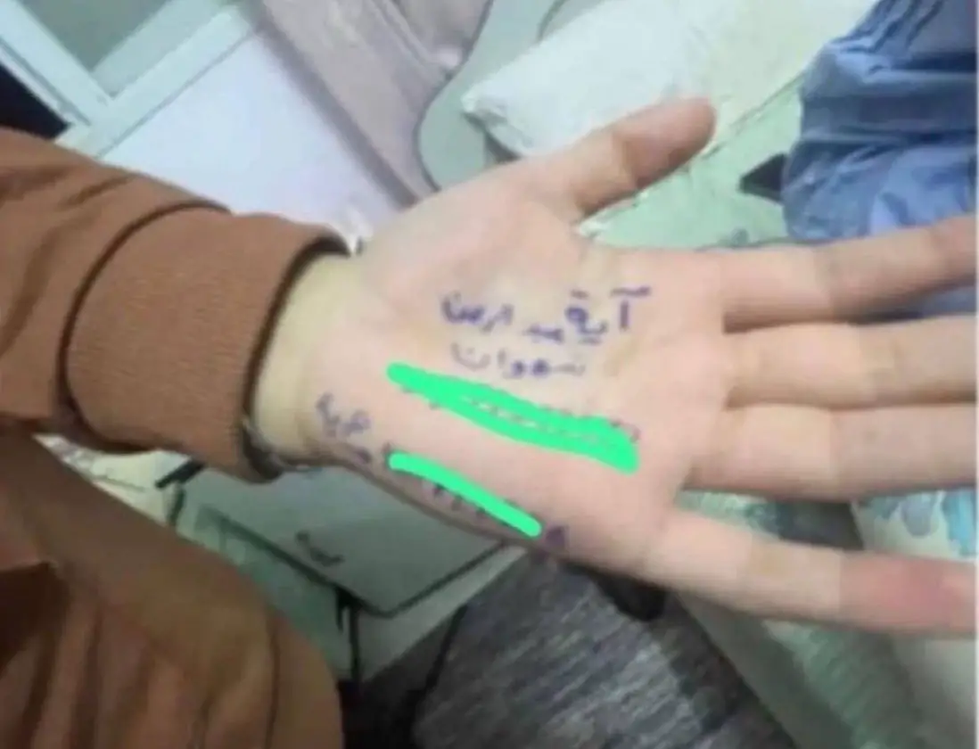 Des enfants de Gaza écrivent leurs noms sur leurs mains pour être identifiés après les bombardements