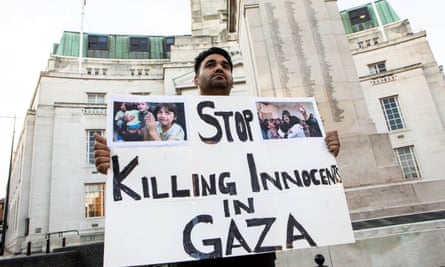 Qasim Chisti, 35 ans, un enseignant local, a organisé une manifestation solitaire devant la mairie de Luton 