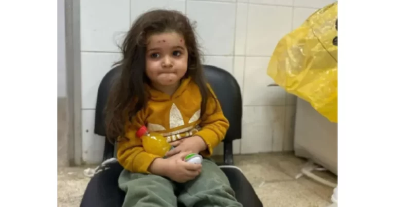 Julia, 3 ans, a perdu ses parents après les frappes aériennes israéliennes
