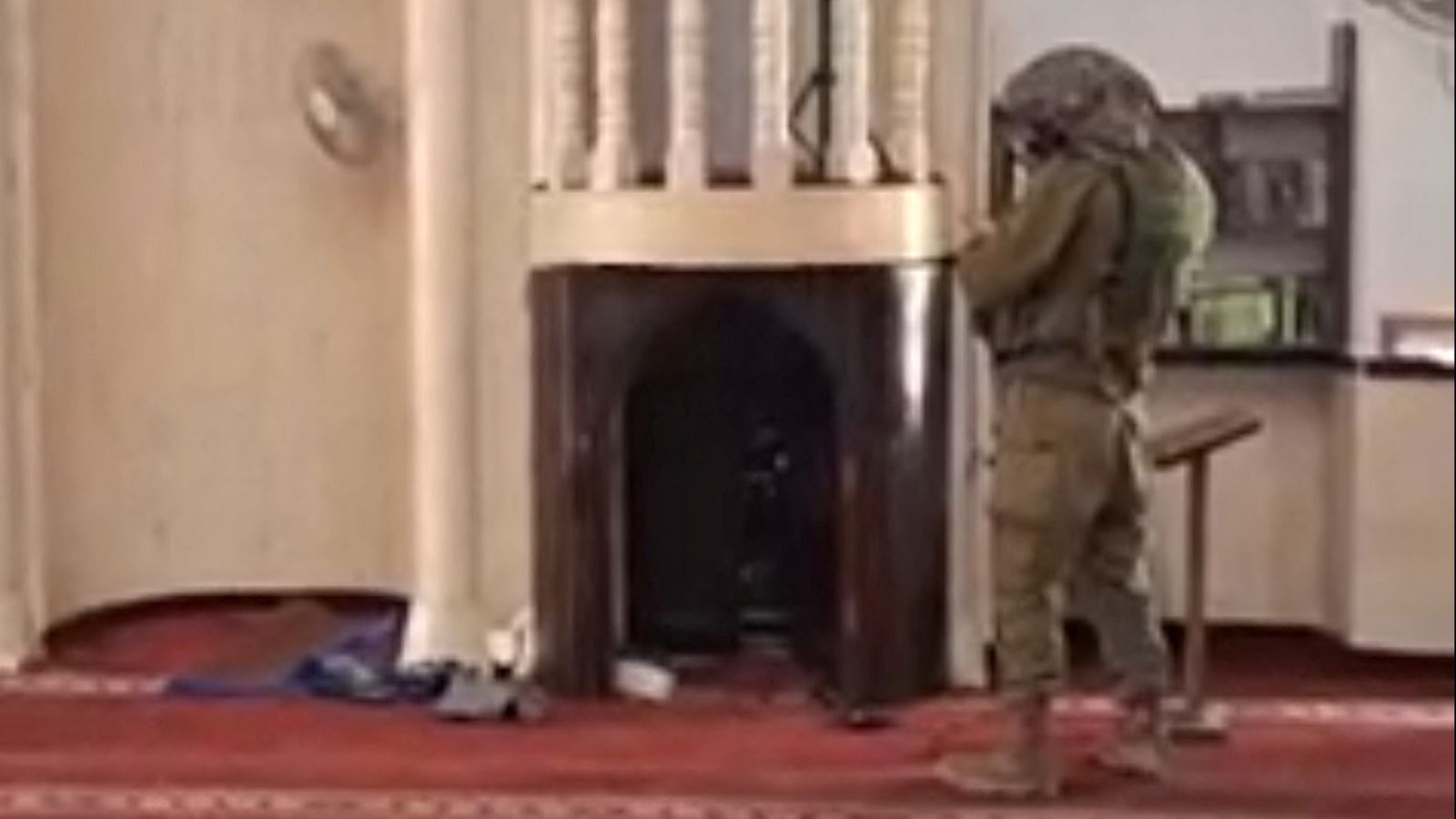 Un soldat israélien chante au micro d’une mosquée en Cisjordanie