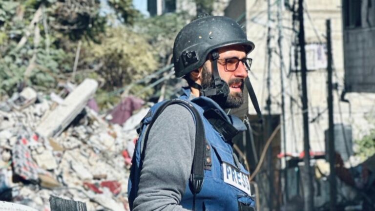 Le journaliste palestinien Motaz Azaiza évacue Gaza
