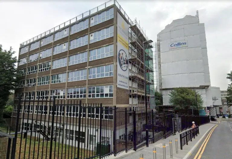 L’école communautaire Michaela de Londres poursuivie en justice par un étudiant musulman pour interdiction de prier