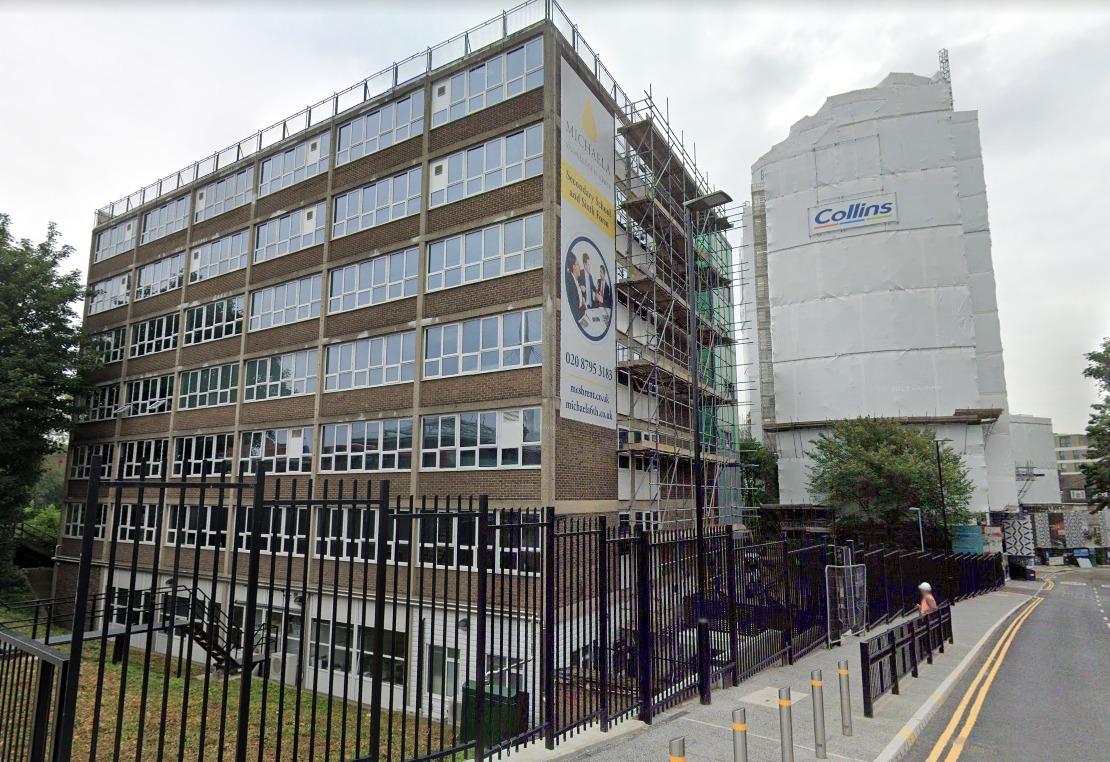 L'école communautaire Michaela de Londres poursuivie en justice par un étudiant musulman pour interdiction de prier