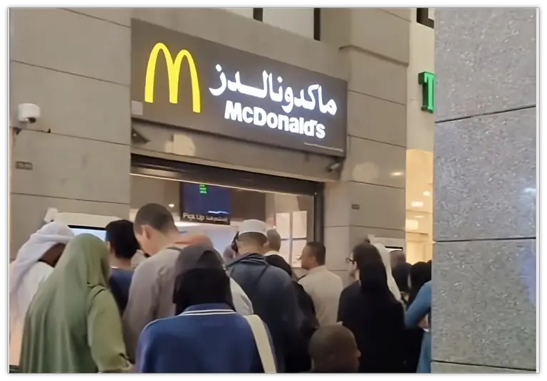 Les pèlerins de Médine achètent activement chez McDonald’s pour soutenir Israël