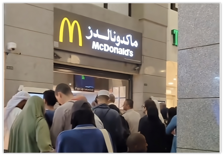 Les pèlerins de Médine achètent activement chez McDonald's pour soutenir Israël
