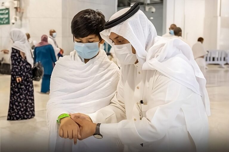 Des bracelets de sécurité sont disponibles aux entrées de la mosquée Masjid al-Haram
