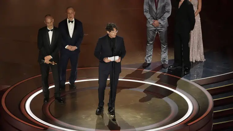 Jonathan Glazer appelle à mettre fin à la guerre à Gaza lors du discours gagnant des Oscars 2024
