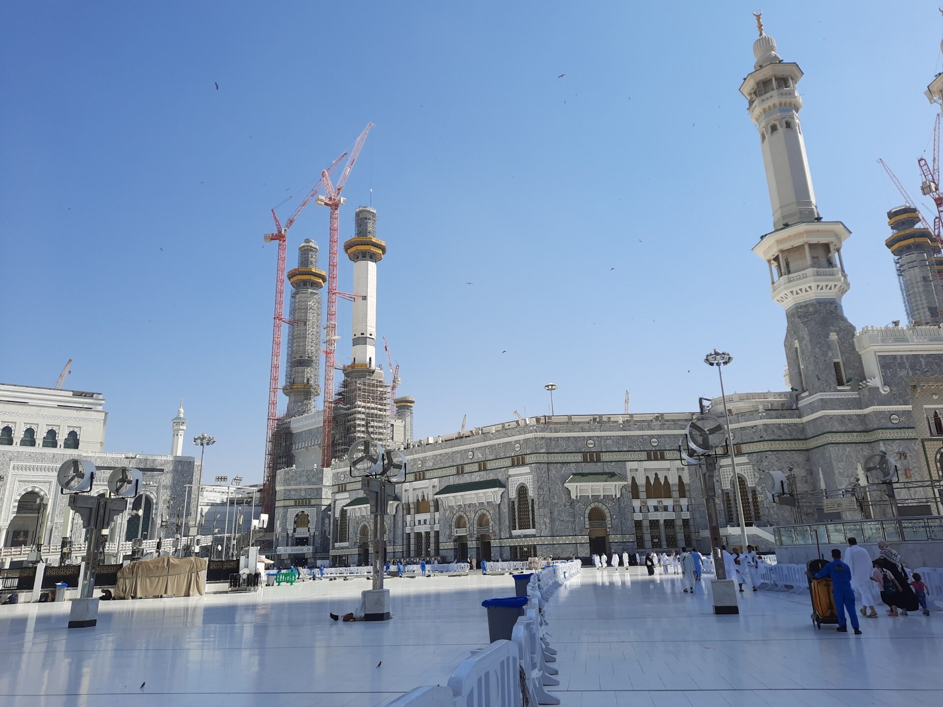 Portes d'entrée et de sortie de la mosquée Masjid al-Haram pour les pèlerins de la Omra pendant le Ramadan