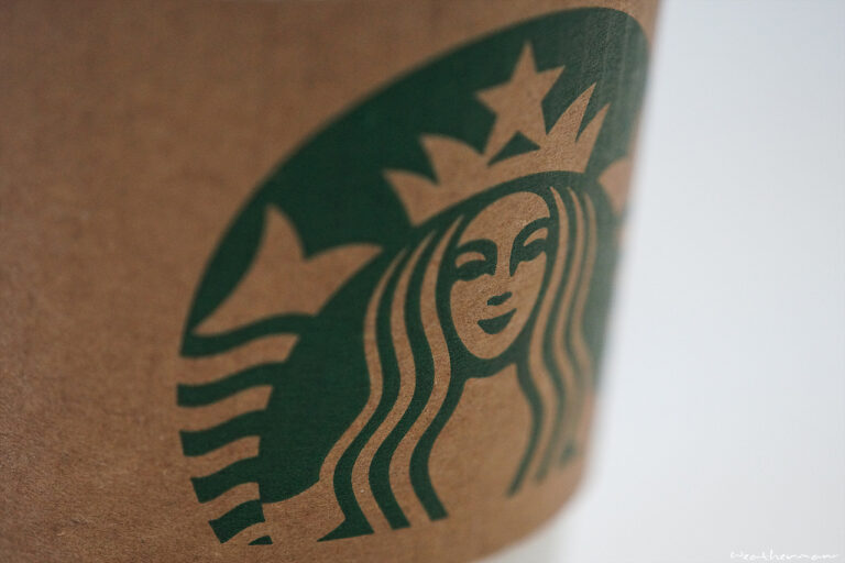 Starbucks va licencier des milliers de travailleurs en raison du boycott
